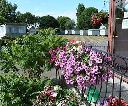 Copthorne Caravans Hotel Merston ภายนอก รูปภาพ