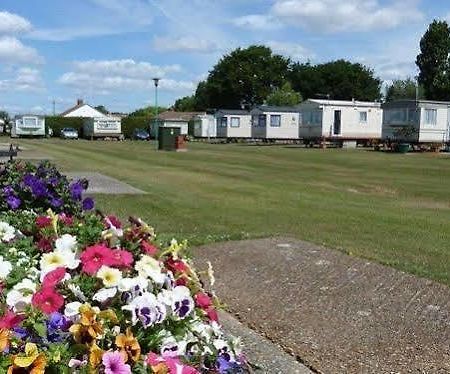 Copthorne Caravans Hotel Merston ภายนอก รูปภาพ