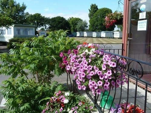 Copthorne Caravans Hotel Merston ภายนอก รูปภาพ