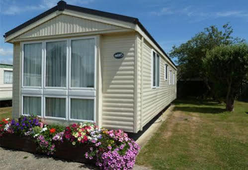 Copthorne Caravans Hotel Merston ภายนอก รูปภาพ