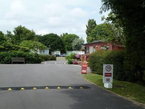 Copthorne Caravans Hotel Merston ภายนอก รูปภาพ