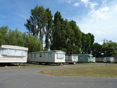 Copthorne Caravans Hotel Merston ภายนอก รูปภาพ