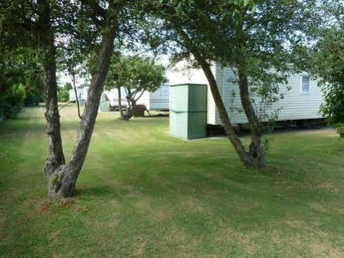 Copthorne Caravans Hotel Merston ภายนอก รูปภาพ