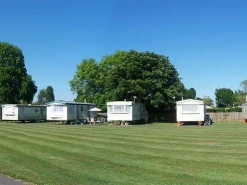 Copthorne Caravans Hotel Merston ภายนอก รูปภาพ