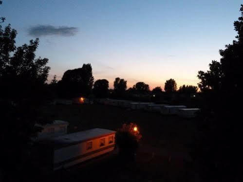 Copthorne Caravans Hotel Merston ภายนอก รูปภาพ